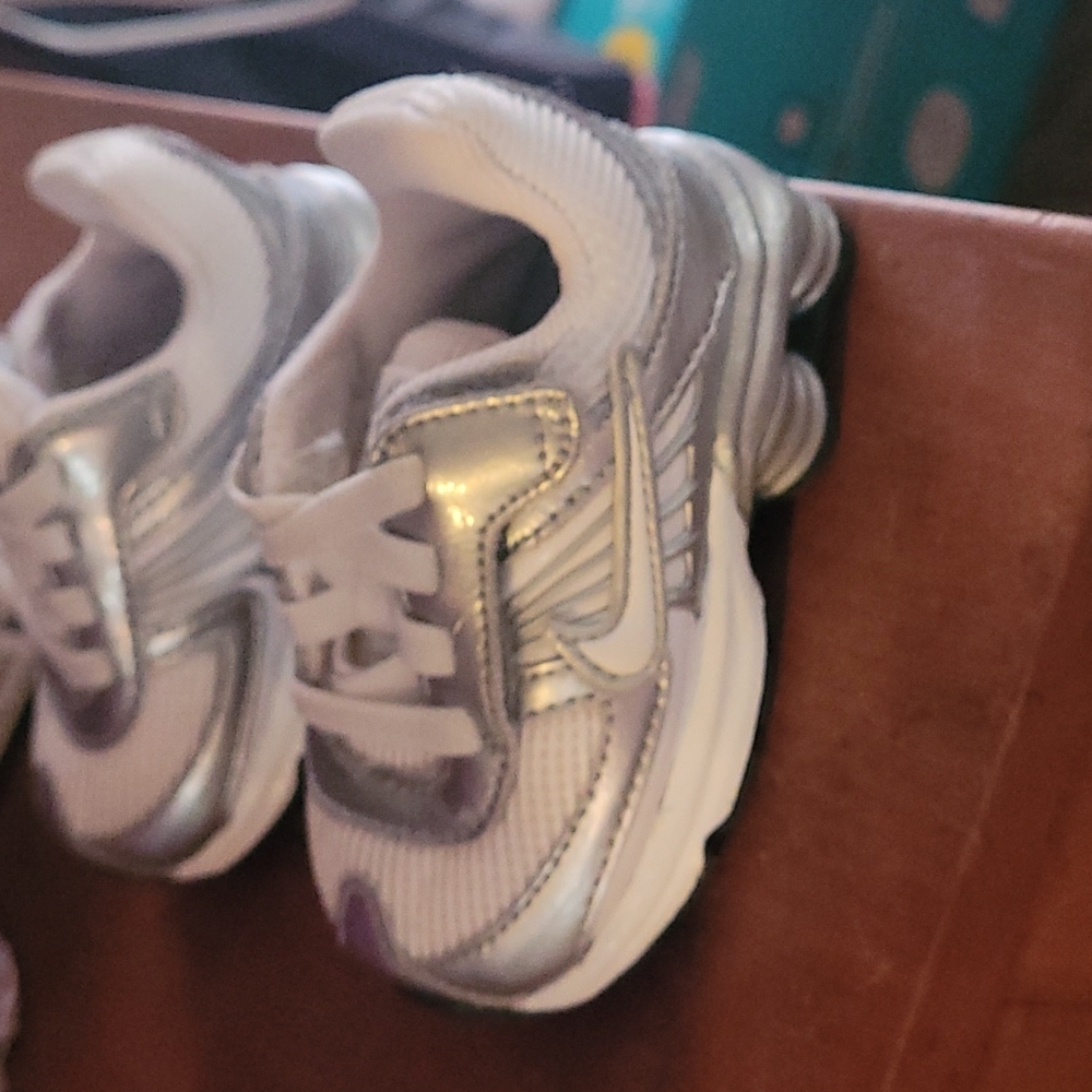 Baby Nike shox size3C silver and white